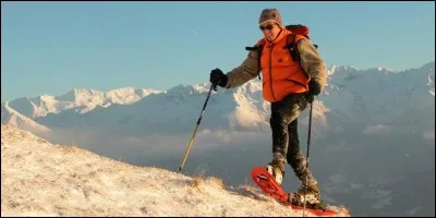 Que pratique ce montagnard qui profite pleinement de la nature ?