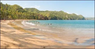 Dans quel pays se situe la plage isolée "Playa Medina" ?