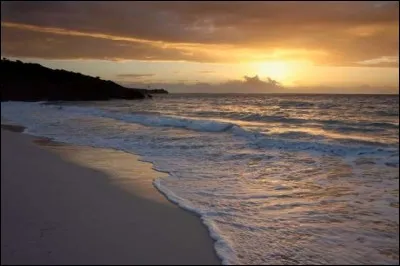 Dans quel pays se situe la plage isolée "Navio" ?