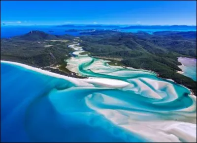 Dans quel pays se situe la plage isolée "Whitehaven Beach" ?
