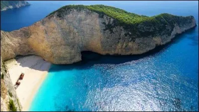 Dans quel pays se situe la plage isolée "Navagio" ?