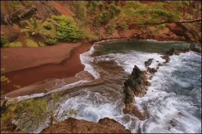 Dans quel pays se situe la plage isolée "Kaihalulu Beach" ?