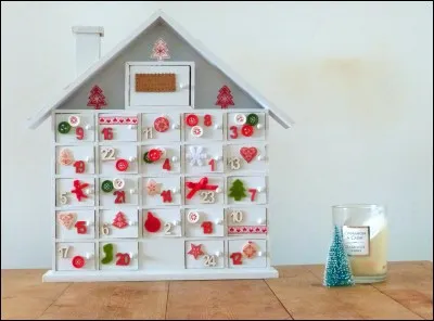 Qu'est-ce qui décore la case 1 de cette maison blanche ?