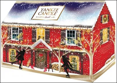 Que font les personnages devant la maison ?