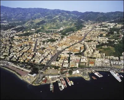 En décembre 1908, un séisme a totalement détruit cette ville, faisant 80 000 morts. La ville reconstruite est large et aérée. De quelle ville s'agit-il ?