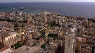Cette ville de l'ouest de la Sicile, où Garibaldi a débarqué en 1860, est surtout connue pour son vin. De quelle ville s'agit-il ?