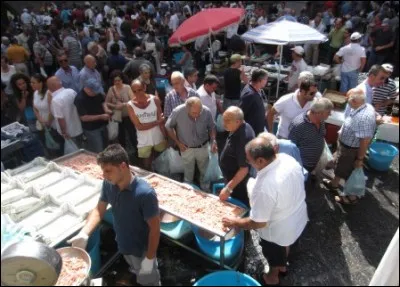 Combien la Sicile compte-t-elle d'habitants ?