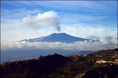 L'Etna, point culminant de l'île, est le plus haut volcan actif d'Europe : quelle est son altitude ?