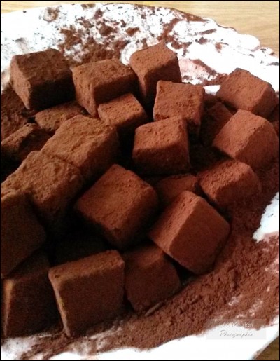 Quelle confiserie, inventée par Louis Dufour est composée de chocolat fondu, de crème de vanille et roulée dans du cacao ?