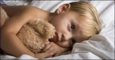 Qui est l'auteur des paroles de ce chant de Noël : "Tes yeux se voilent, Écoute les étoiles, Tout est calme, reposé, Entends-tu les clochettes tintinnabuler" ?