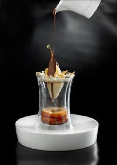 À quoi la coupe de glace nommée Poire Belle Hélène" doit-elle son nom ?