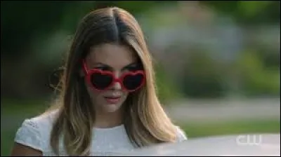 Comment s'appelle la prof de musique et avec qui a-t-elle des relations un peu intimes ?