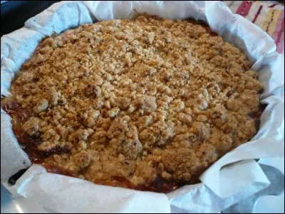 Bien que connue, depuis belle lurette sur le continent, en Pologne, notamment, cette pâtisserie rustique serait le fruit du rationnement sévissant en Angleterre durant la Seconde Guerre mondiale. Alors, cela vous revient-il ?