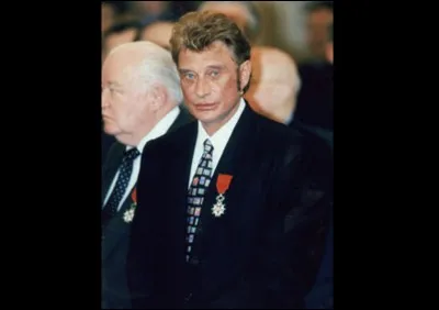 Qui remit la Légion d'honneur à Johnny Hallyday en 1997 ?