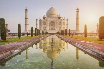 Le roi Louis XIII meurt et son fils a cinq ans; c'est aussi l'année où le Taj Mahal est achevé. Quelle est cette année ?