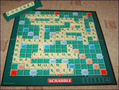 Il existe deux versions du Scrabble : le Scrabble classique et le Scrabble...