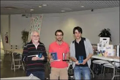 Comment s'appelle la personne qui, en duplicate, tire la partie ?