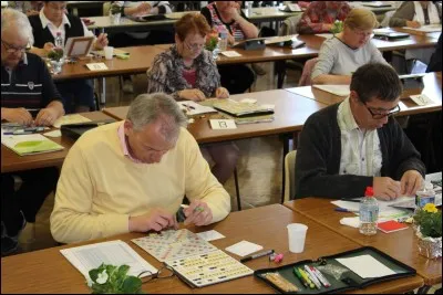 Comment appelle-t-on la personne qui ramasse les bulletins pendant une partie duplicate ?