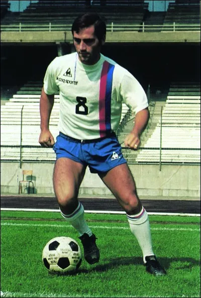 Comment se nomme le joueur le plus capé de l'histoire de l'OL ?