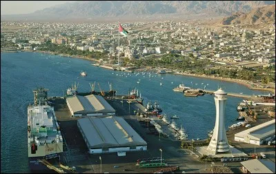 Cette ville est le troisième centre urbain et le seul port de Jordanie. Comment se nomme-t-elle?