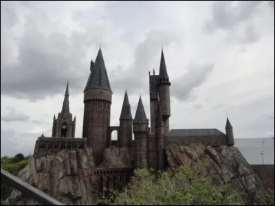 Te voilà arrivé à Poudlard ! Dans quelle maison le Choixpeau magique t'envoie-t-il ?