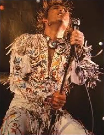 Remettez dans le bon ordre les 14 lettres contenues dans "Lyndon Jhaylhay" : vous trouverez un chanteur français. Cliquez sur l'une de ses chansons mythiques.