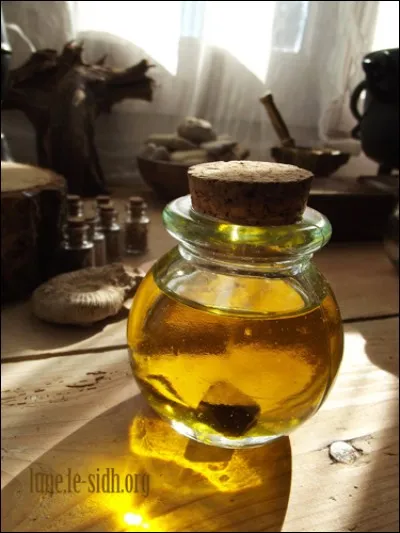 Quelle est cette huile sacrée de Madagascar, régénérant les tissus et restructurant les peaux abimées et desséchées, utilisée par les anciens en huile coupe-feu ?