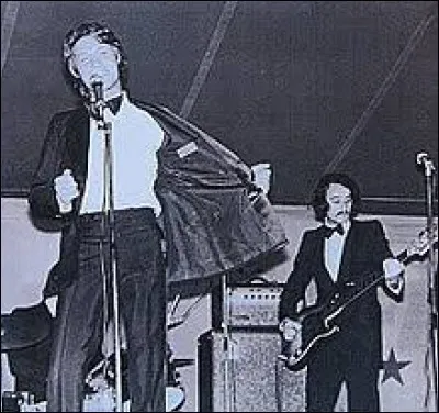 Les Tritons c'est le premier groupe form&eacute; par ...