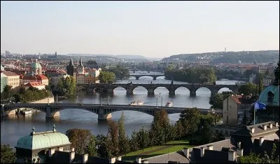 La rivière qui passe à Prague (Praha) devrait être - stricto sensu - considérée comme un fleuve, car elle reçoit l'Elbe à Mělník... et va se jeter dans la mer du Nord. Mais comment devrions-nous le nommer ?