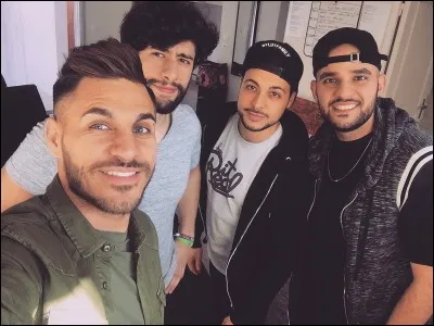 Quel est le nom du groupe de Wawad qui apparaît dans "La vraie vie (Deluxe)" ?