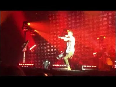 Quel est le bruit étrange et drôle que fait Esteban lors de son solo de "Despacito" en concert ?