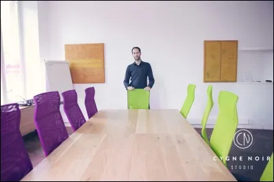 Il y a à ___ près 50 personnes dans la salle.