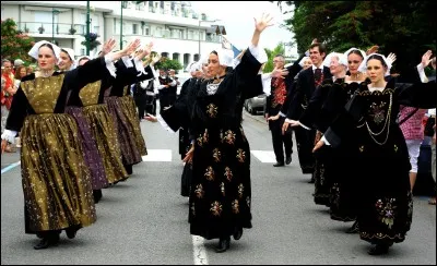 De quelle région française les fest-noz sont-ils des fêtes traditionnelles ?