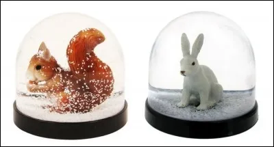 Voici deux boules à neige. Que vois-tu dans celle qui est à gauche de l'image quand tu la regardes ?