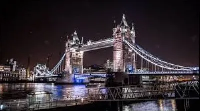Achevé en 1894, c'était le plus grand et le plus ingénieux pont basculant.
Son architecture est reconnue à travers le monde. Il est composé de 2 grandes tours, d'un tablier s'ouvrant pour les grands navires : on peut d'ailleurs visiter le mécanisme original encore en fonction.