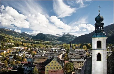 Cette ville autrichienne a vu naître Mozart. Son centre historique a reçu la reconnaissance du Patrimoine mondial de l'Unesco. 
La forteresse de Hohensalzburg surplombe la ville depuis le XIe siècle : c'est la plus grande d'Europe.
Je vous convie aussi à aller visiter et écouter le Glockenspiel, qu'on peut entendre 3 fois par jour, la musique y étant nouvelle tous les mois.