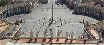 Cet immense espace sert de parvis à la basilique, au Vatican. Des centaines de milliers de pèlerins s'y assemblent régulièrement.
Deux ''bras'' accueillent les fidèles et ils sont surplombés de 140 statues de saints qui les reçoivent.