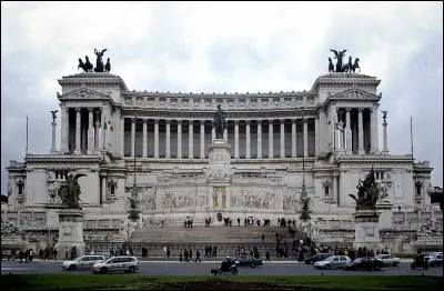 Cet imposant monument, entièrement fait de marbre blanc, a été bâti en l'honneur du 1er roi de l'Italie unifiée.
De chaque côté, la Liberté et l'Unité, conduisent un char romain. Modestement, en son centre, trône le roi à cheval.