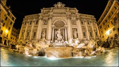 Cette fontaine baroque est la plus imposante de Rome. En son centre le dieu Neptune y conduit un char tiré par deux chevaux marins ailés.
Il y est coutume de faire un souhait et d'y lancer une offrande (monétaire) derrière son dos.