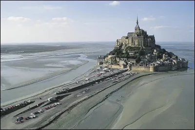 Il s'agit du site touristique le plus fréquentée de Normandie avec 2 millions et demi de visiteurs. À partir de 710, c'était un oratoire consacré au Saint. Les Bénédictins s'y établissent en 966.