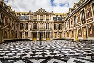 Cette magnifique cour de Marbre est faite de marbre noir et blanc, provenant du domaine de Nicolas Fouquet ... Elle se situe près du vieux château, au pied de la chambre du Roi.