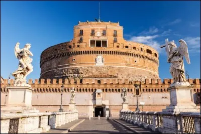 Appelé aussi le Mausolée d'Hadrien, il est situé sur la rive du Tibre, non loin du Vatican, auquel il est relié par un passage, le '' Passetto di Borgo'' qui n'est secret que dans les romans ...