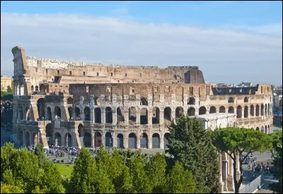 C'est le plus grand de l'Empire romain. Il a servi aux combats entre gladiateurs, animaux sauvages, aux reconstitution de batailles les plus fameuses et aux plus horribles exécutions.
Il a même été utilisé pour des batailles navales et a accueilli entre 50 et 75 000 spectateurs pendant plus de 500 ans. !