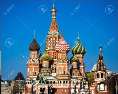 Cette église trône au centre de la Place Rouge de la capitale moscovite. Érigée entre 1555-61 par ''Ivan le terrible'' pour se souvenir de la prise, par les Russes, de Kazan, capitale de ce qui subsistait de l'empire de Gengis Khan.