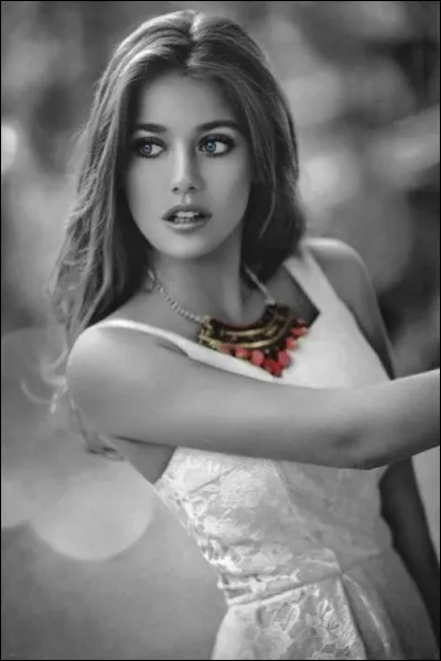 Quel chanteur évoquait la jeunesse de sa mère, par les paroles "Cette blonde aux yeux clairs, cette fille aux seins blancs" ?