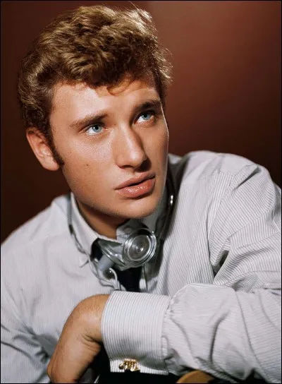 Dans l'une de ses chansons, qu'allume-t-il ?