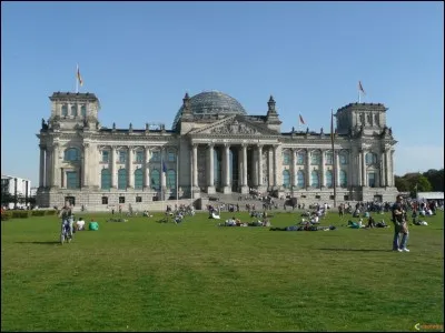 A quelle date a été construit le Palais du Reichstag ? 
(Wann wurde das Reichstagsgebäude errichtet?)