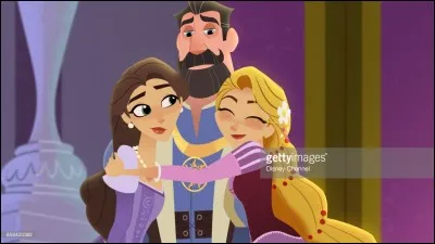 Qui Raiponce tient-elle dans ses bras ?