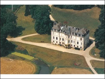 Toujours en Normandie, mais dans le département de l'Orne, allons dans cette petite commune, homophone de la précédente. Quel est son nom ?
