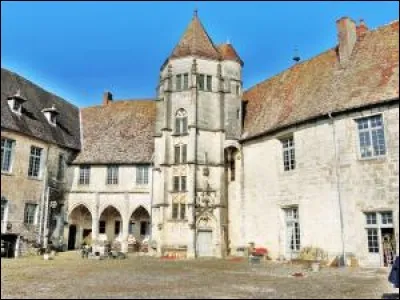Il suffit de changer une lettre à la ville de Madame Bovary pour trouver ce joli village de Haute-Saône, qui possède un château, ancienne résidence des archevêques de Besançon. Quel est le nom de ce village ?
